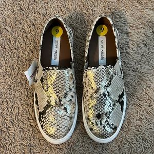 STEVE MADDEN Snakeskin Slip-Ons